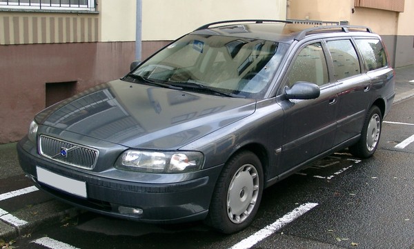 Volvo V70 V70 T4 180 CH MOMENTUM POWERSHIFT A Essence