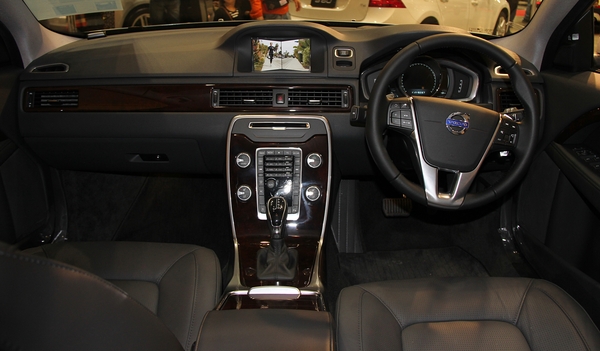 Volvo V70 V70 D5 215 CH MOMENTUM GEARTRONIC A Diesel