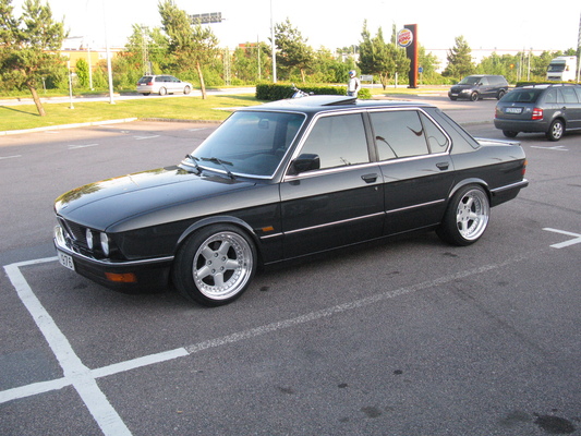 BMW 528 I 528I 245 CH LOUNGE PLUS A Essence